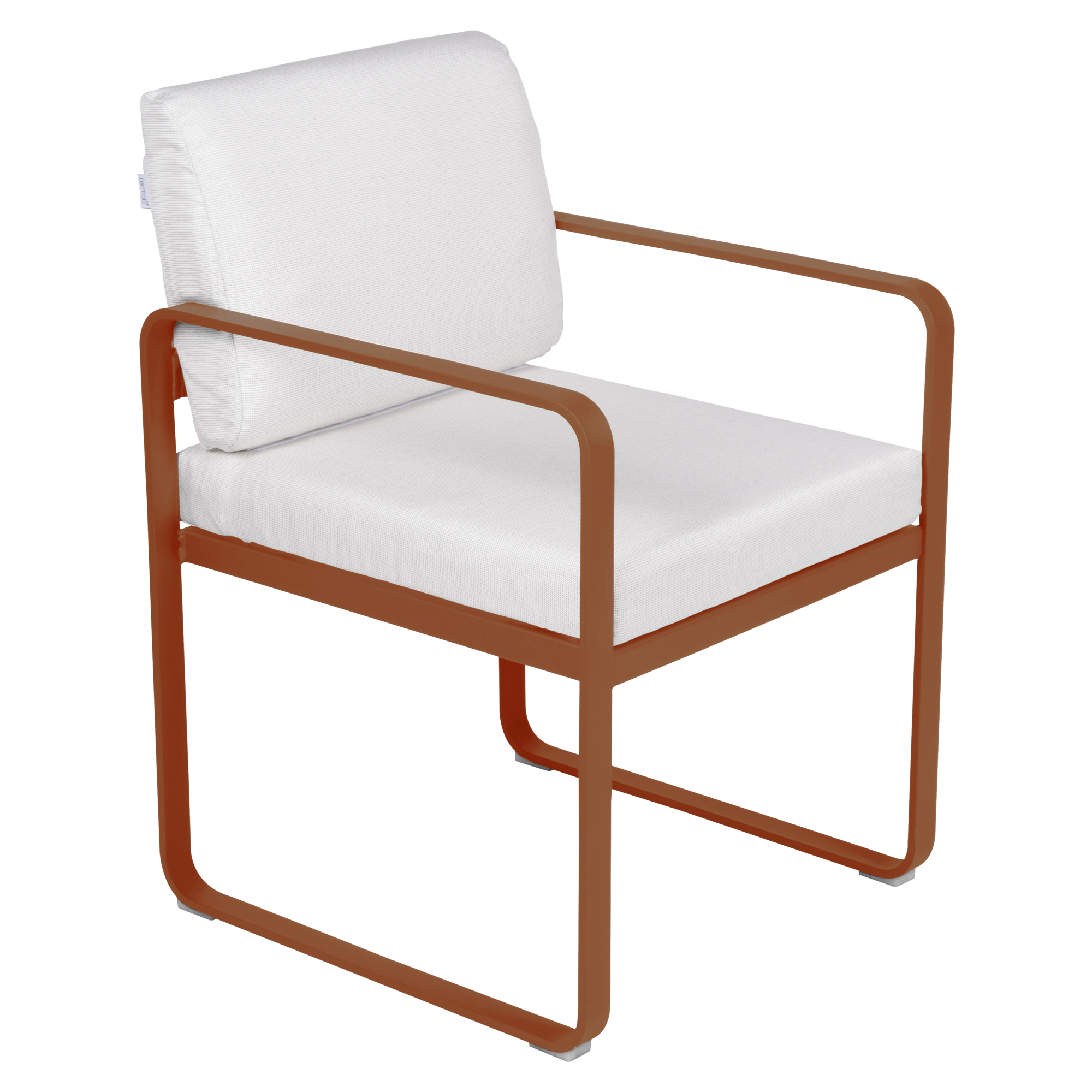 Le Fauteuil de repas Bellevie présente une structure en métal de couleur rouille avec une assise et un dossier rembourrés blancs, présentés sur un fond uni.