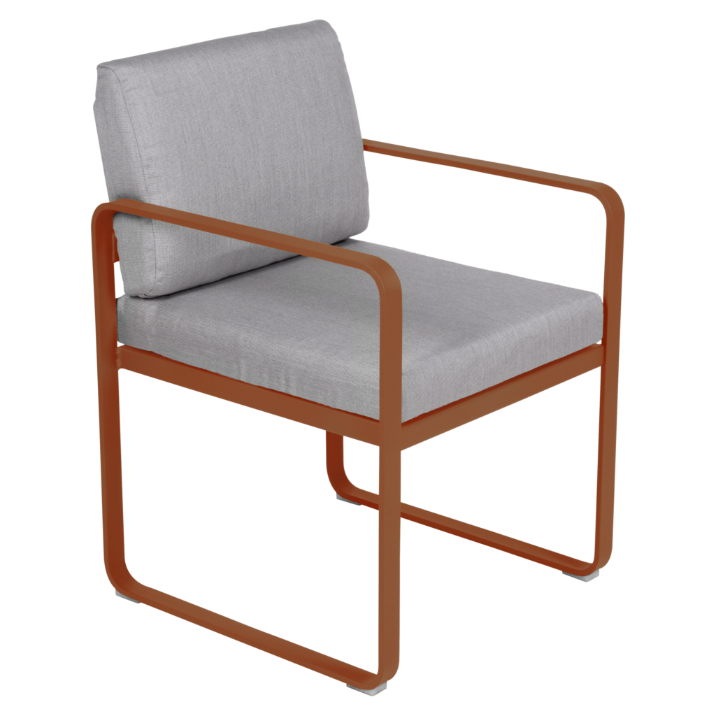 Le Fauteuil de repas Bellevie est une chaise moderne dotée d'une structure en métal marron avec des coussins gris clair sur l'assise et le dossier, présentés sur un fond blanc.