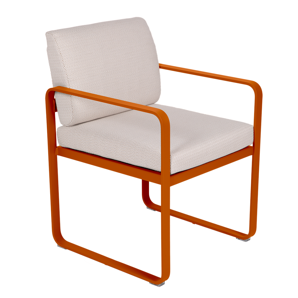 Le Fauteuil de repas Bellevie présente une structure en métal orange avec des coussins d'assise et de dossier blancs, disposés sur un fond uni.