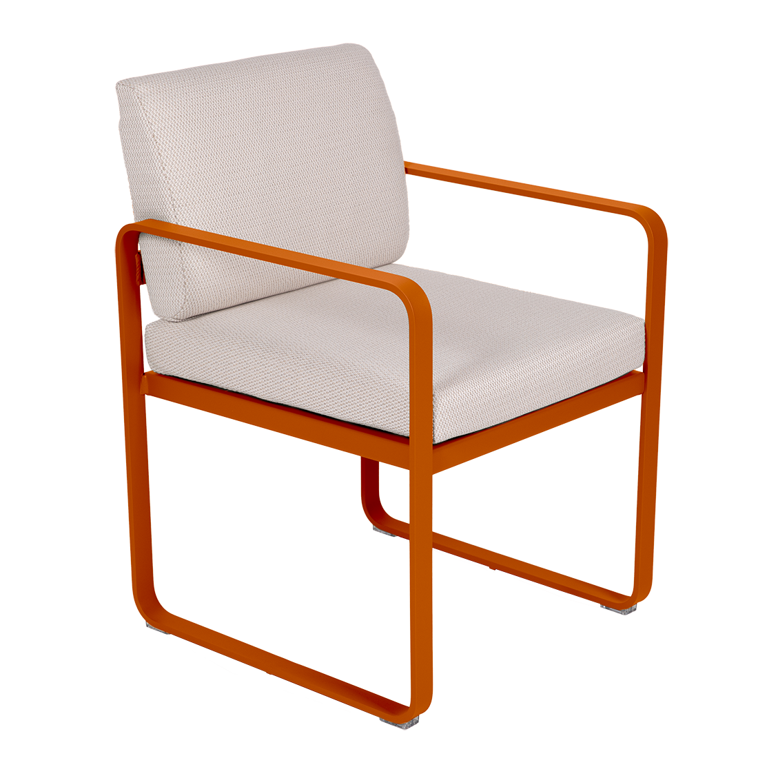 Le Fauteuil de repas Bellevie présente une structure en métal orange avec des coussins d'assise et de dossier blancs, disposés sur un fond uni.