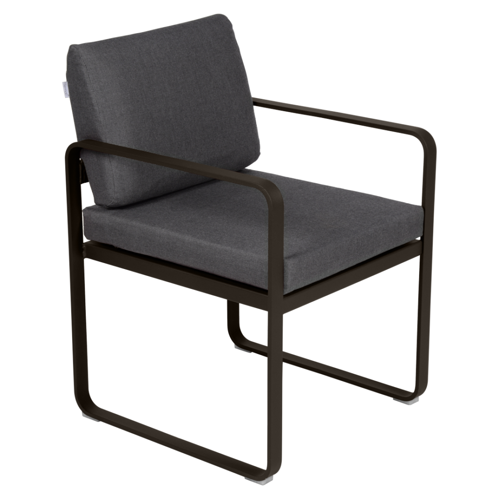 Le fauteuil de repas Bellevie présente une structure moderne en métal noir avec une assise et un dossier rembourrés gris foncé, sur un fond neutre avec une bordure bleu clair sur la gauche.