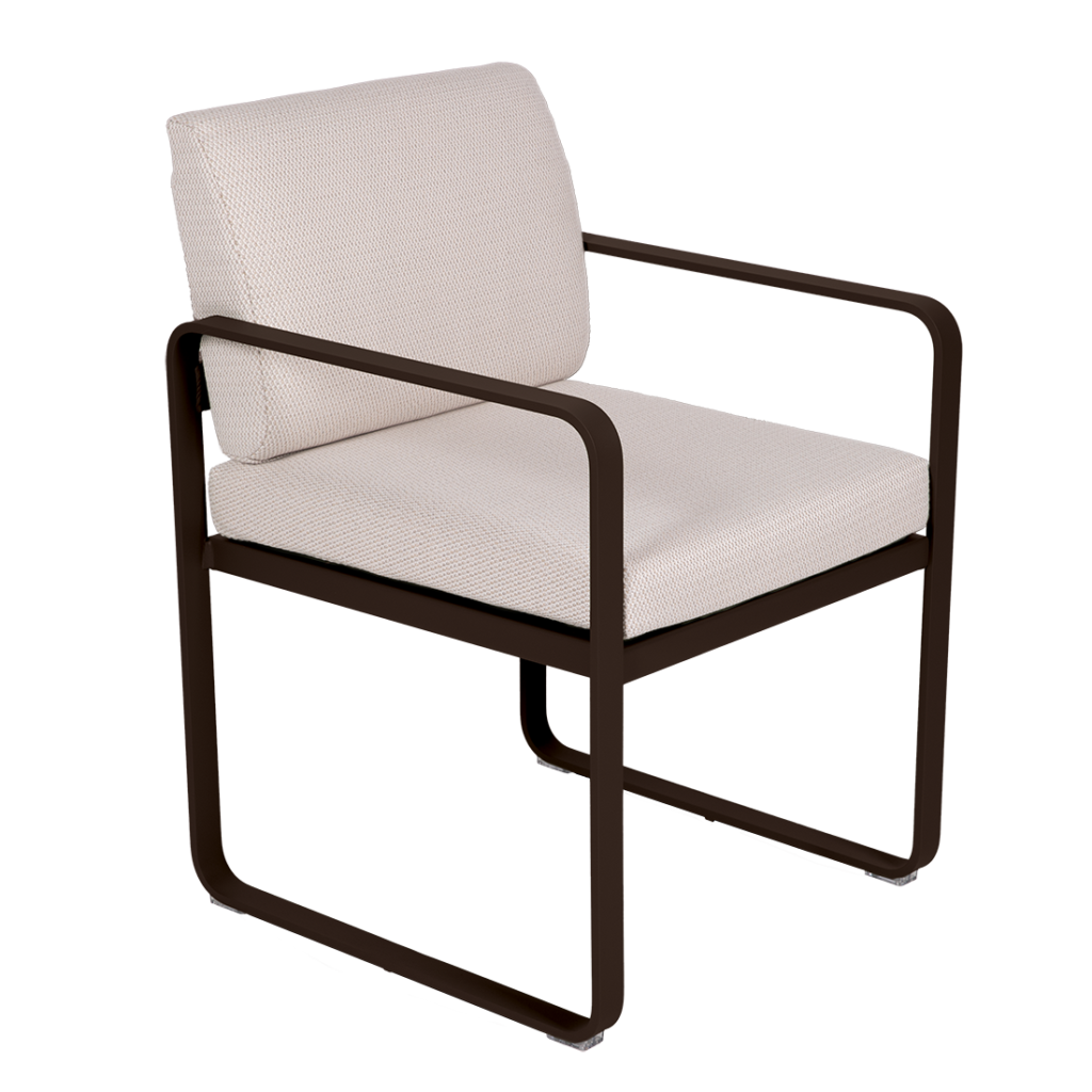 Le Fauteuil de repas Bellevie est une chaise moderne avec une assise et un dossier rembourrés blancs, une structure en métal foncé avec accoudoirs et une base en porte-à-faux élégante.
