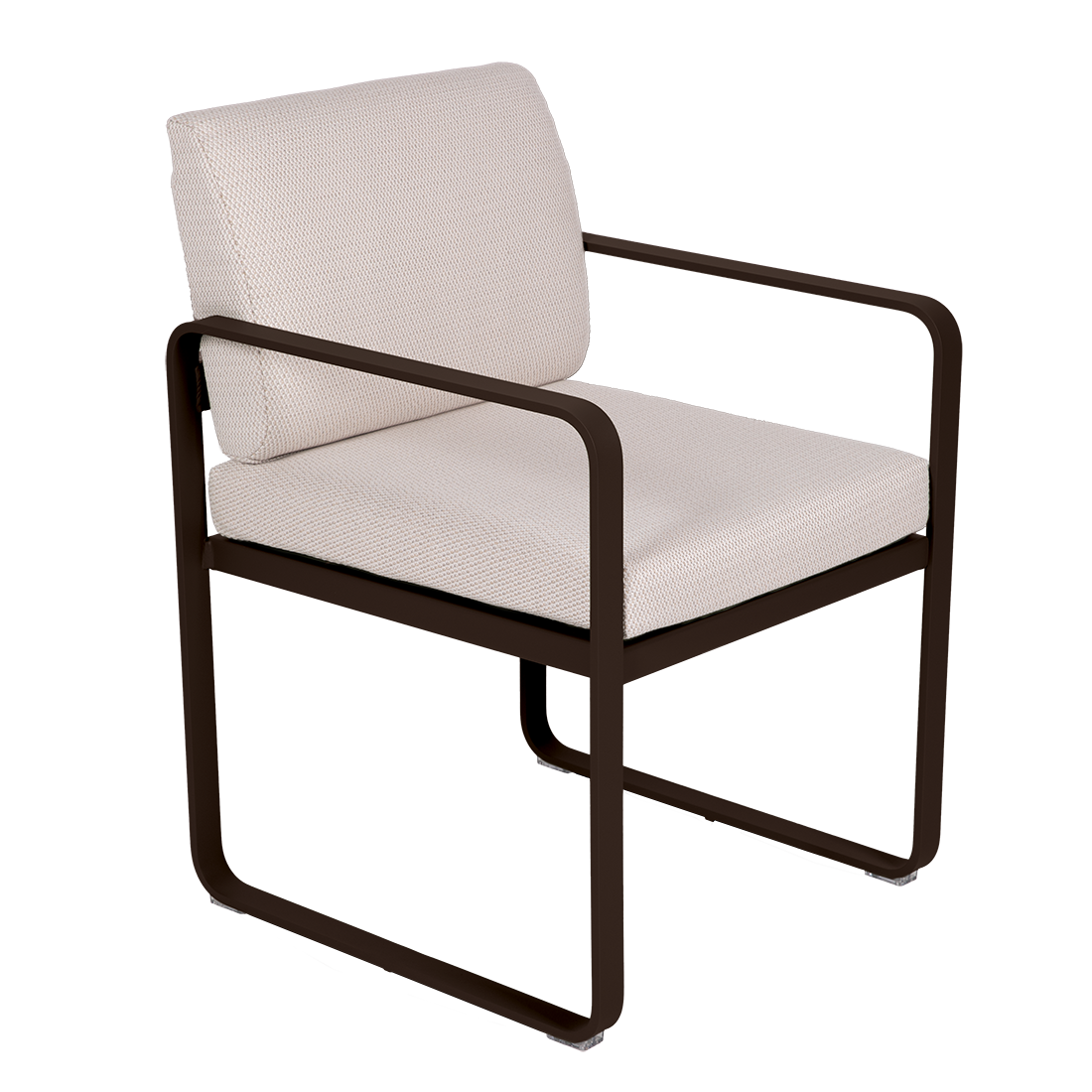 Le Fauteuil de repas Bellevie est une chaise moderne avec une assise et un dossier rembourrés blancs, une structure en métal foncé avec accoudoirs et une base en porte-à-faux élégante.