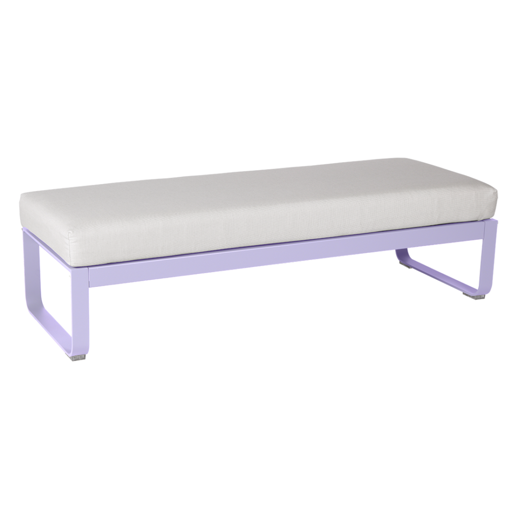 Une Banquette Bellevie blanche moderne 2 places avec une assise rembourrée et des pieds élégants en métal violet.