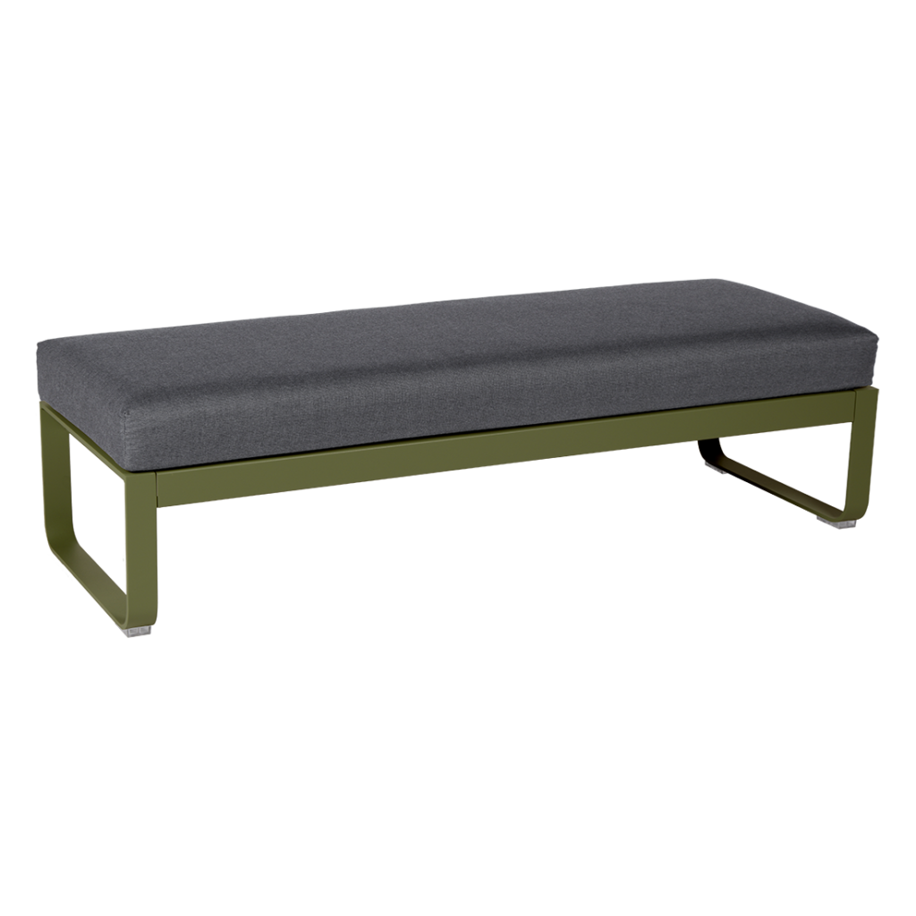 Une Banquette Bellevie 2 places moderne avec un coussin capitonné gris et un piètement unique en métal vert conçu pour 2 places.