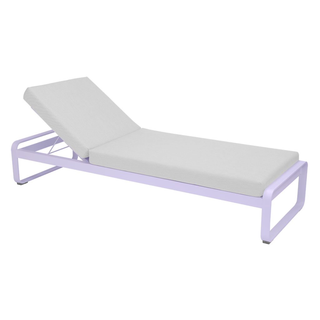 Phrase avec le nom du produit mis à jour : Une chaise longue Bellevie moderne avec un coussin blanc et une structure métallique, isolée sur un fond clair.