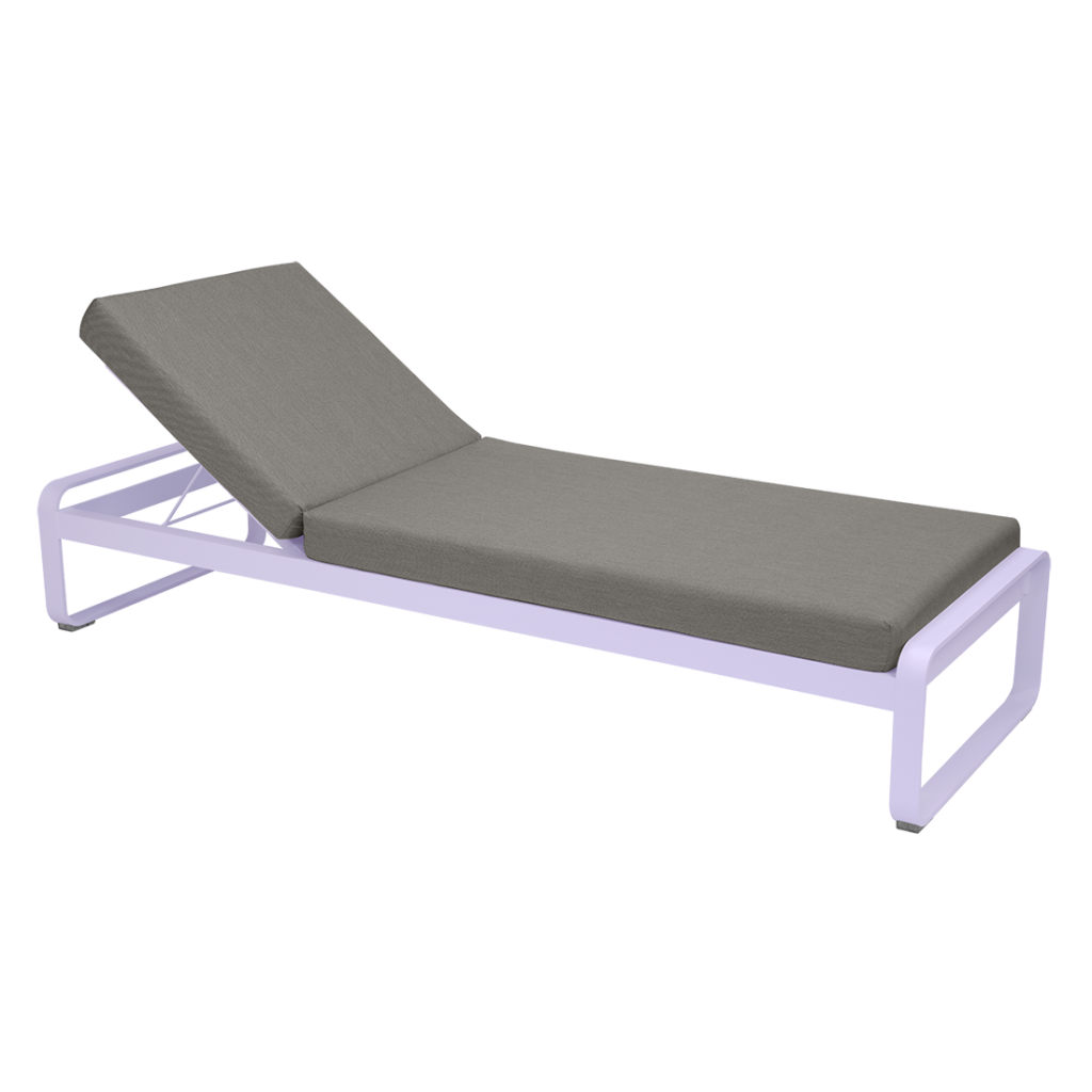 Chaise longue Bellevie coussinée grise avec structure en métal blanc, isolée sur fond transparent.