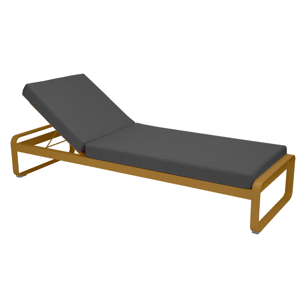 Une chaise longue moderne en bois Bellevie avec un coussin gris, positionnée sur un fond marron rayé, fait désormais office de meuble Bellevie unique.