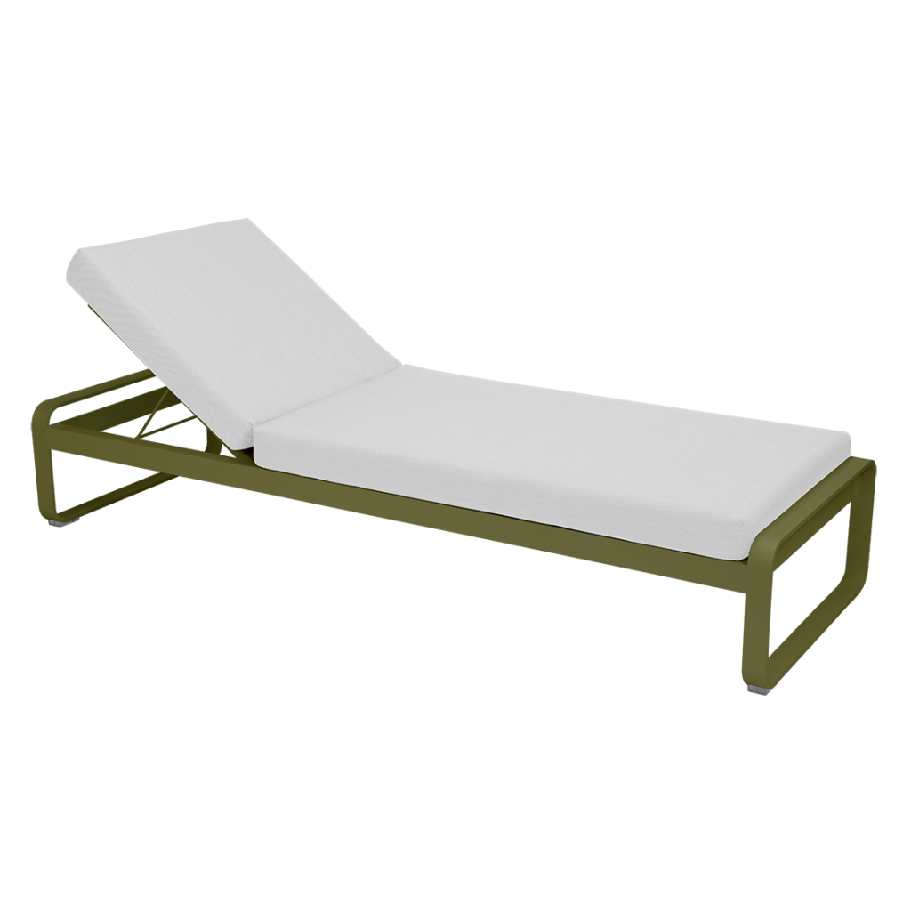 Une chaise longue Bellevie verte moderne avec un coussin blanc, isolée sur un fond transparent.