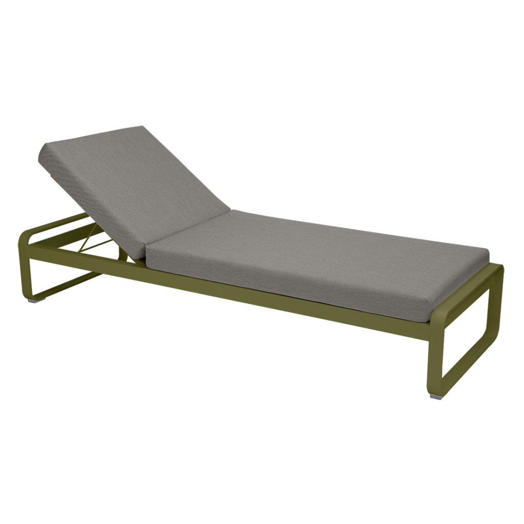 Une chaise longue Bellevie moderne avec un cadre vert élégant et un coussin gris, sur un fond transparent.