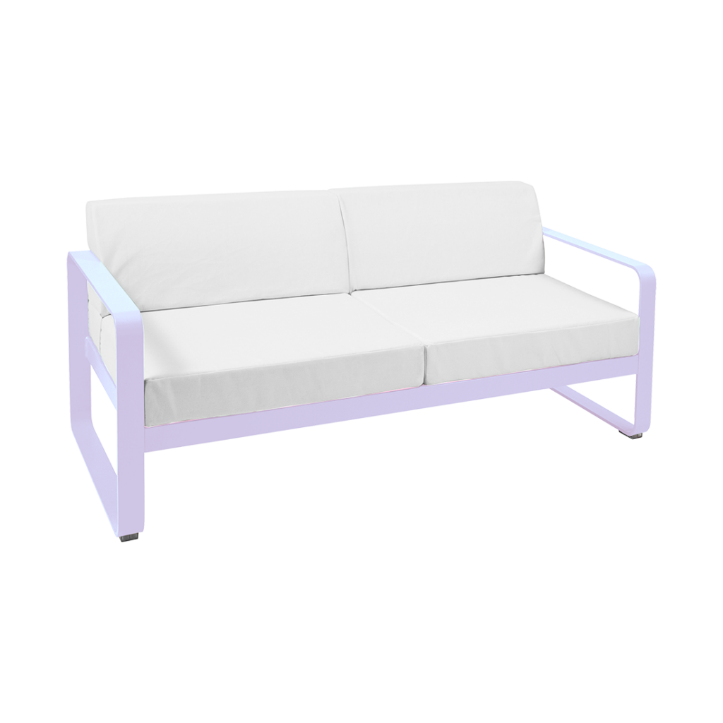 Un Canapé Bellevie 2 places moderne violet et blanc avec une structure métallique minimaliste et deux coussins blancs, isolés sur fond blanc.
