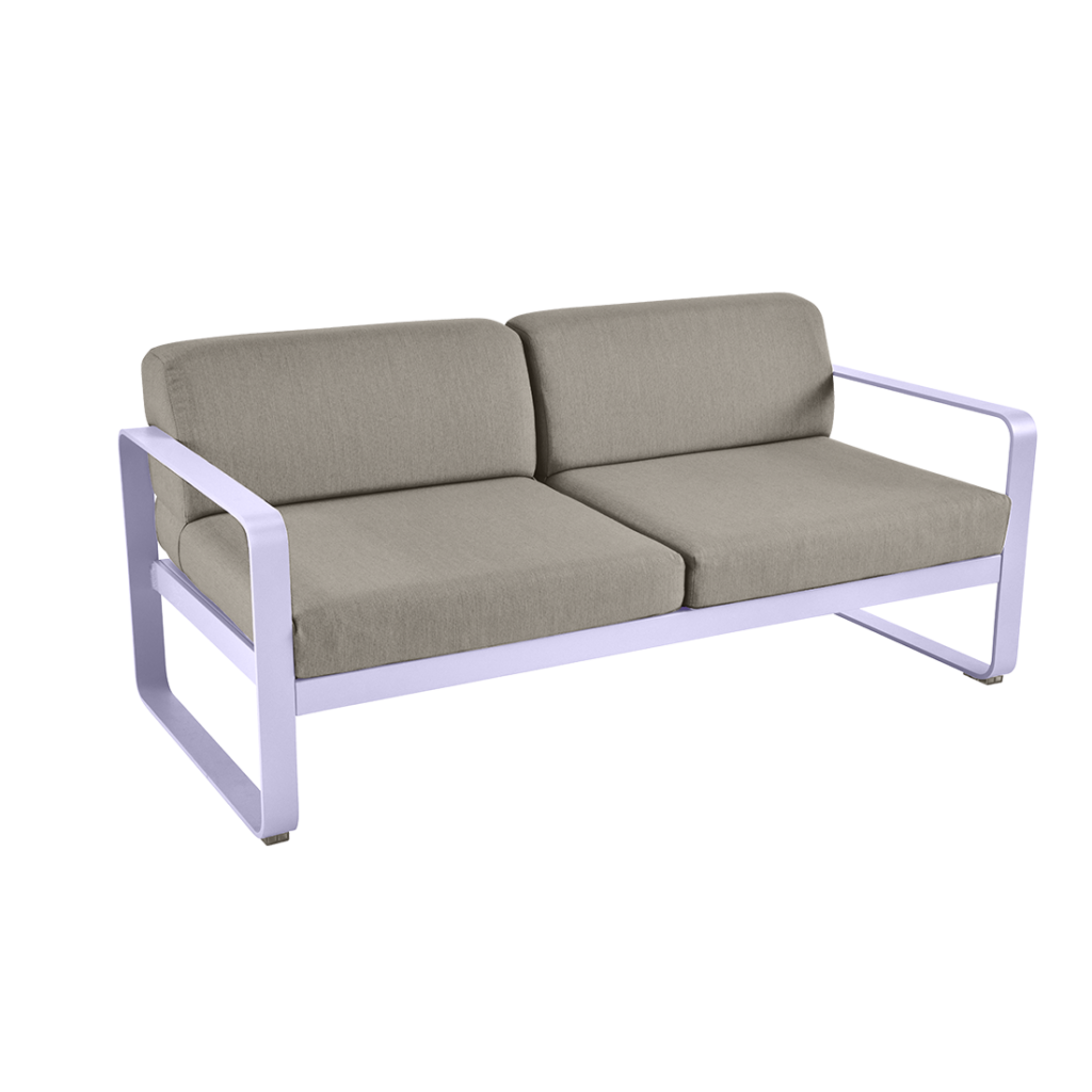 Canapé Bellevie moderne 2 places avec une structure minimaliste en métal blanc et des coussins gris clair, isolés sur fond blanc.