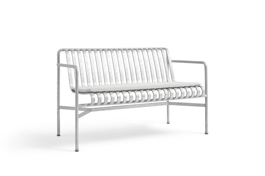 Un banc blanc sur fond blanc avec Palissade.