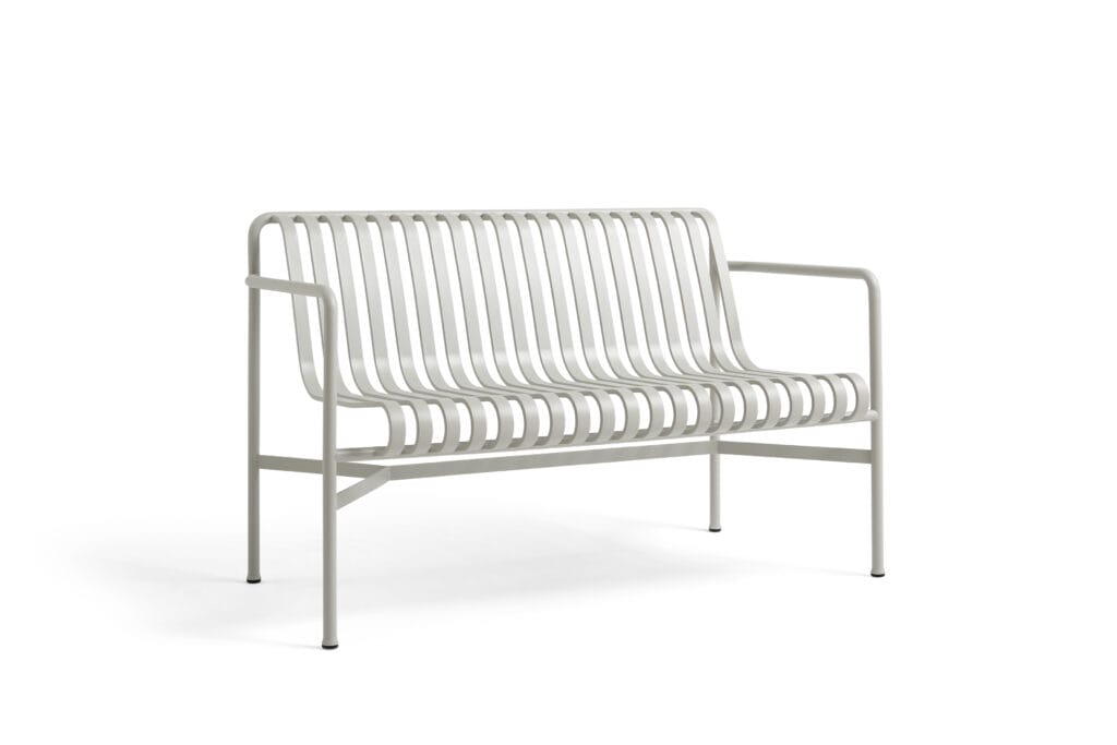 Un banc blanc avec une structure et des accoudoirs en métal, sur fond blanc.