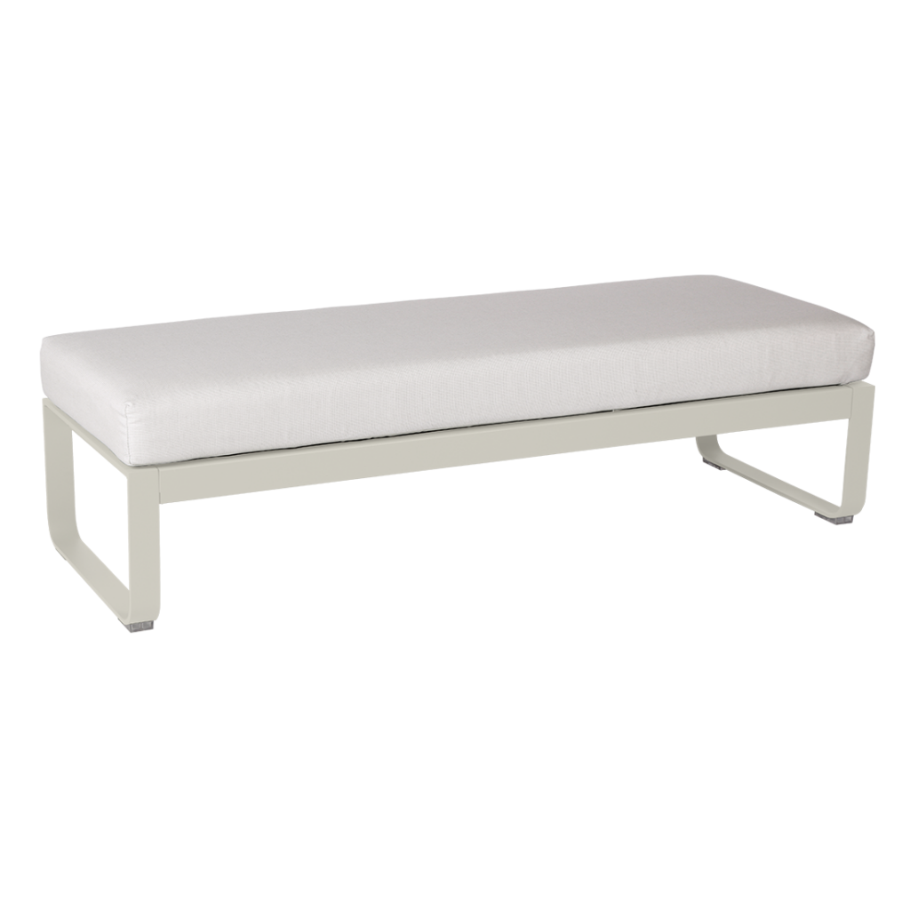 Une Banquette Bellevie 2 places - une banquette blanche avec un coussin blanc, parfaite pour deux personnes.