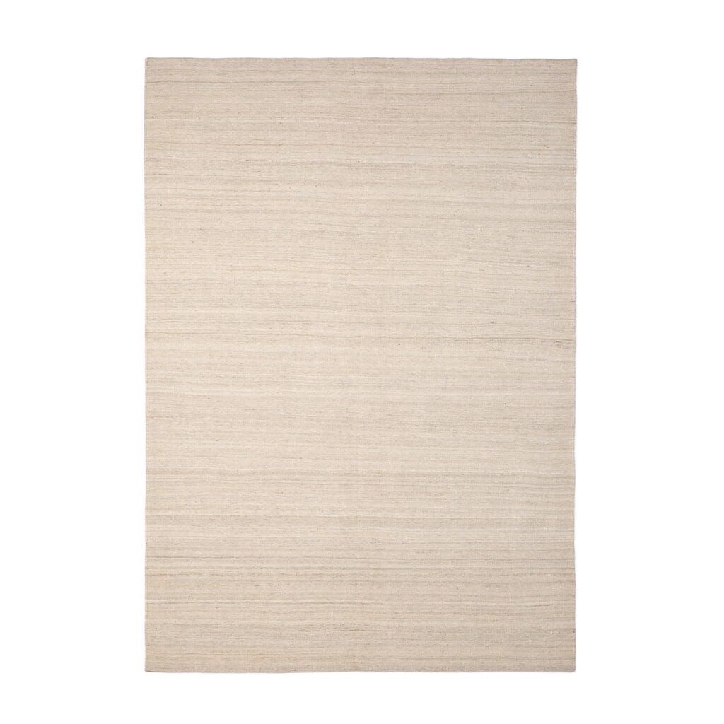Un tapis beige sur fond blanc.