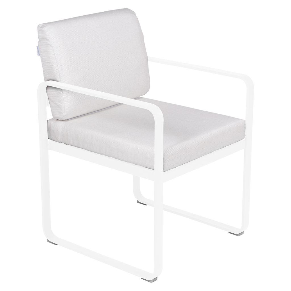 Une chaise de salle à manger Fauteuil de repas Bellevie blanche avec un coussin blanc.