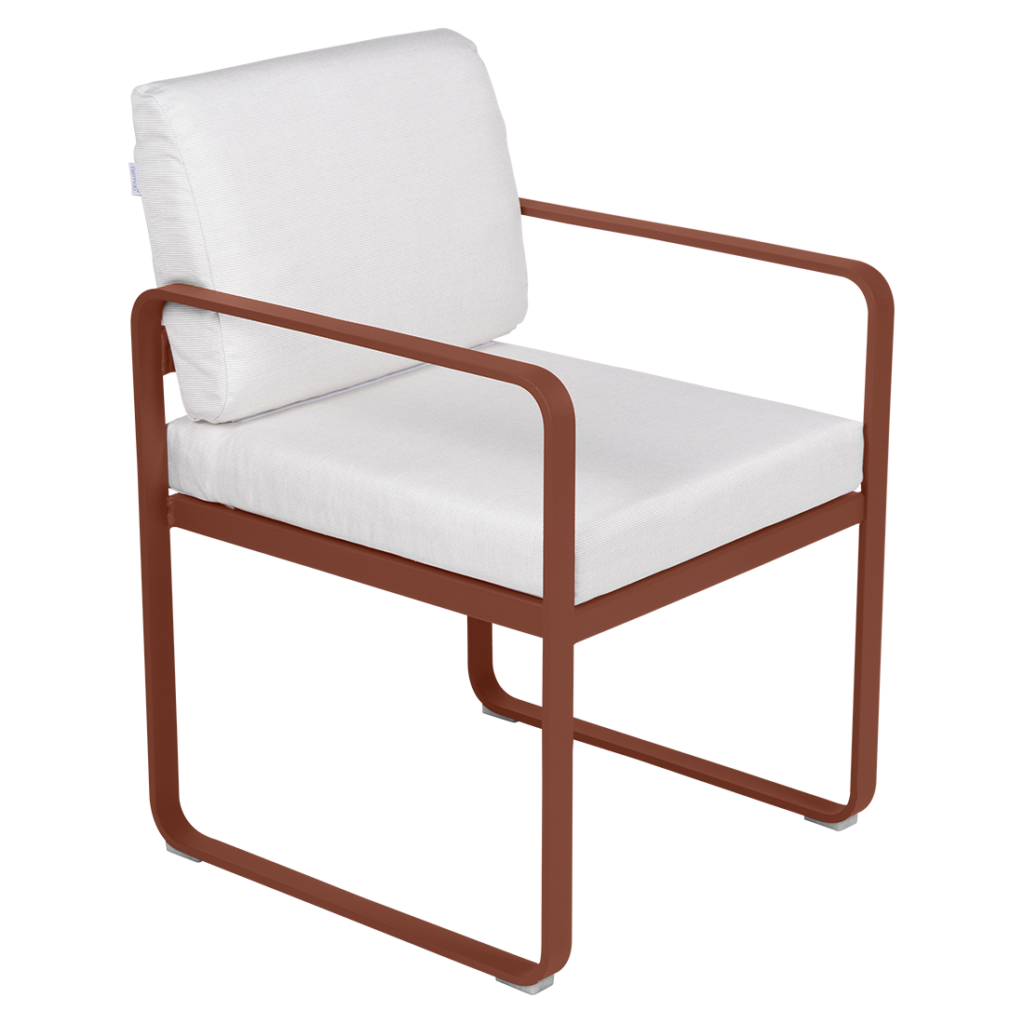 Une chaise d'extérieur Fauteuil de repas Bellevie avec un coussin blanc et un cadre marron.