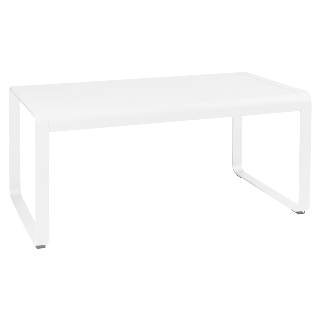 Une table blanche avec des pieds en métal sur fond blanc.