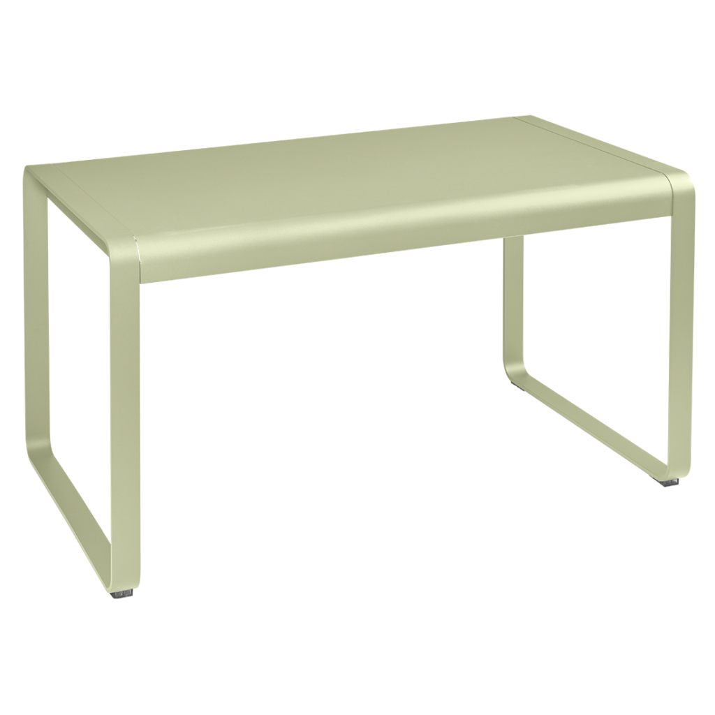 Une table beige avec une structure en métal.