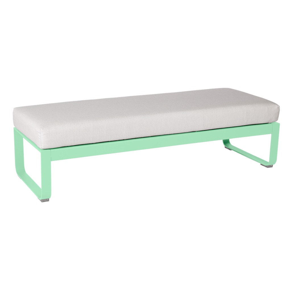 Une Banquette Bellevie 2 places vert menthe avec un coussin blanc.