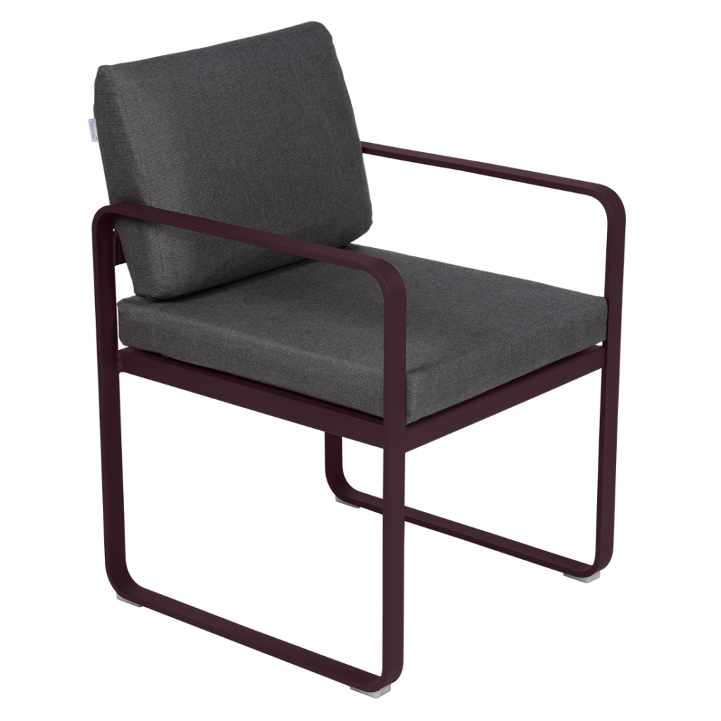 Une chaise grise avec une assise tapissée bordeaux, le Fauteuil de repas Bellevie.