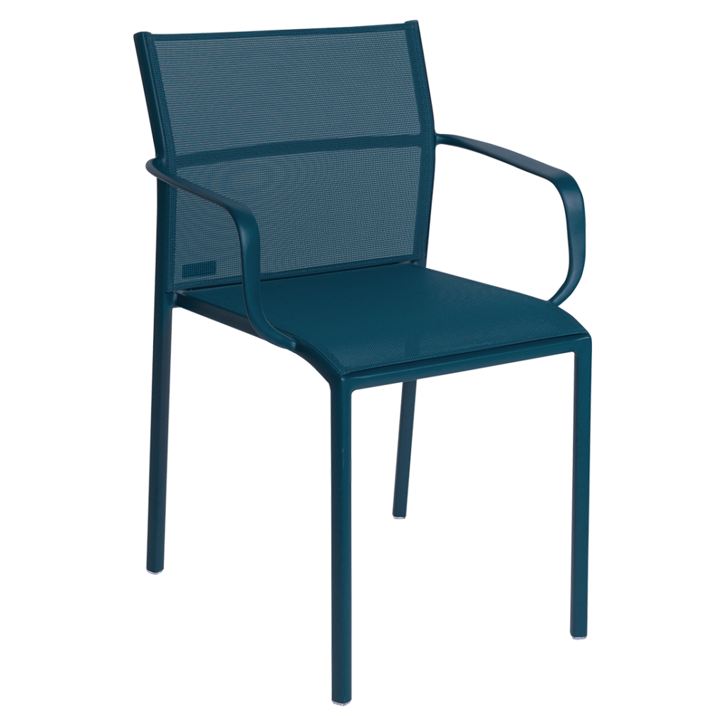 Un fauteuil bleu Cadix avec accoudoirs.