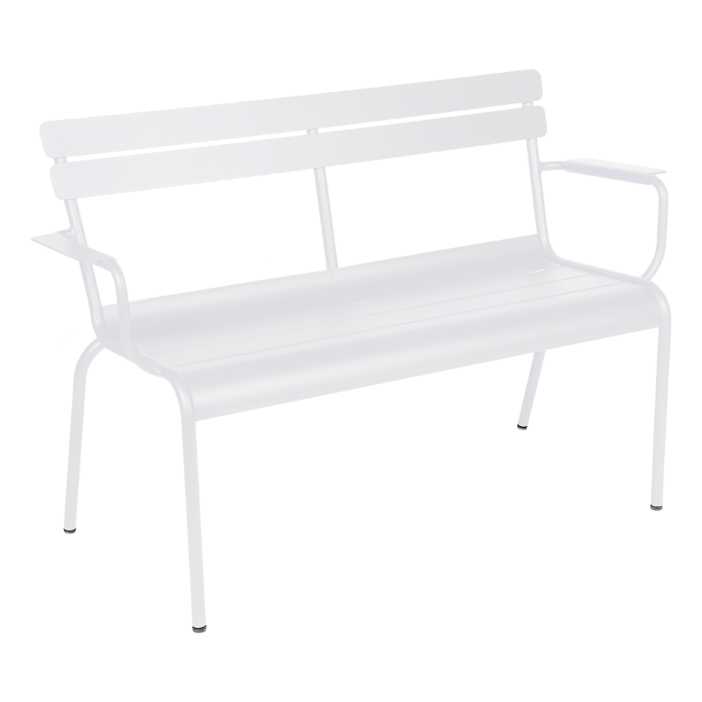 Description : Un banc blanc sur fond luxembourgeois.