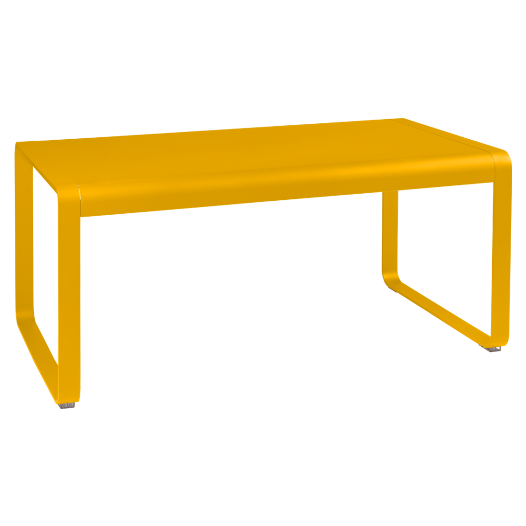 Une table en métal jaune sur fond blanc.