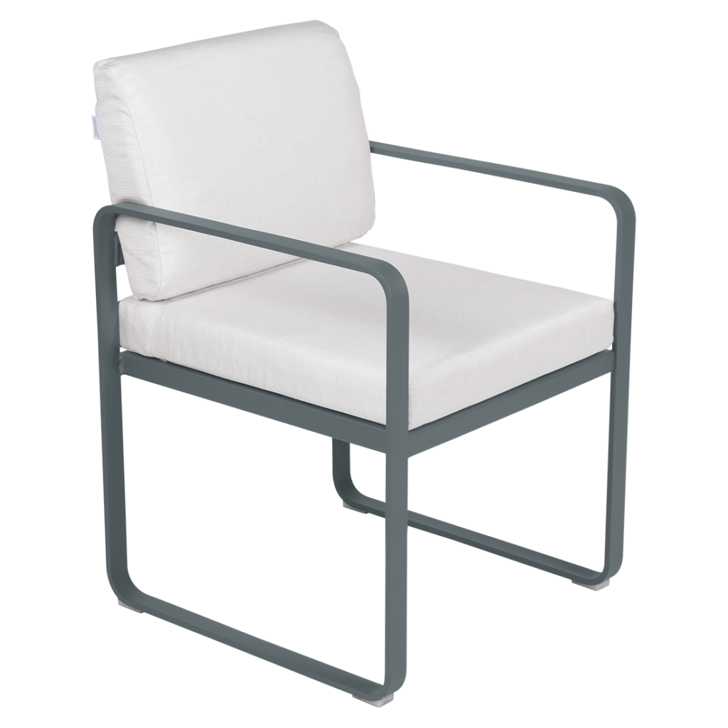 Une chaise d'extérieur Fauteuil de repas Bellevie avec un coussin blanc et une structure en métal.