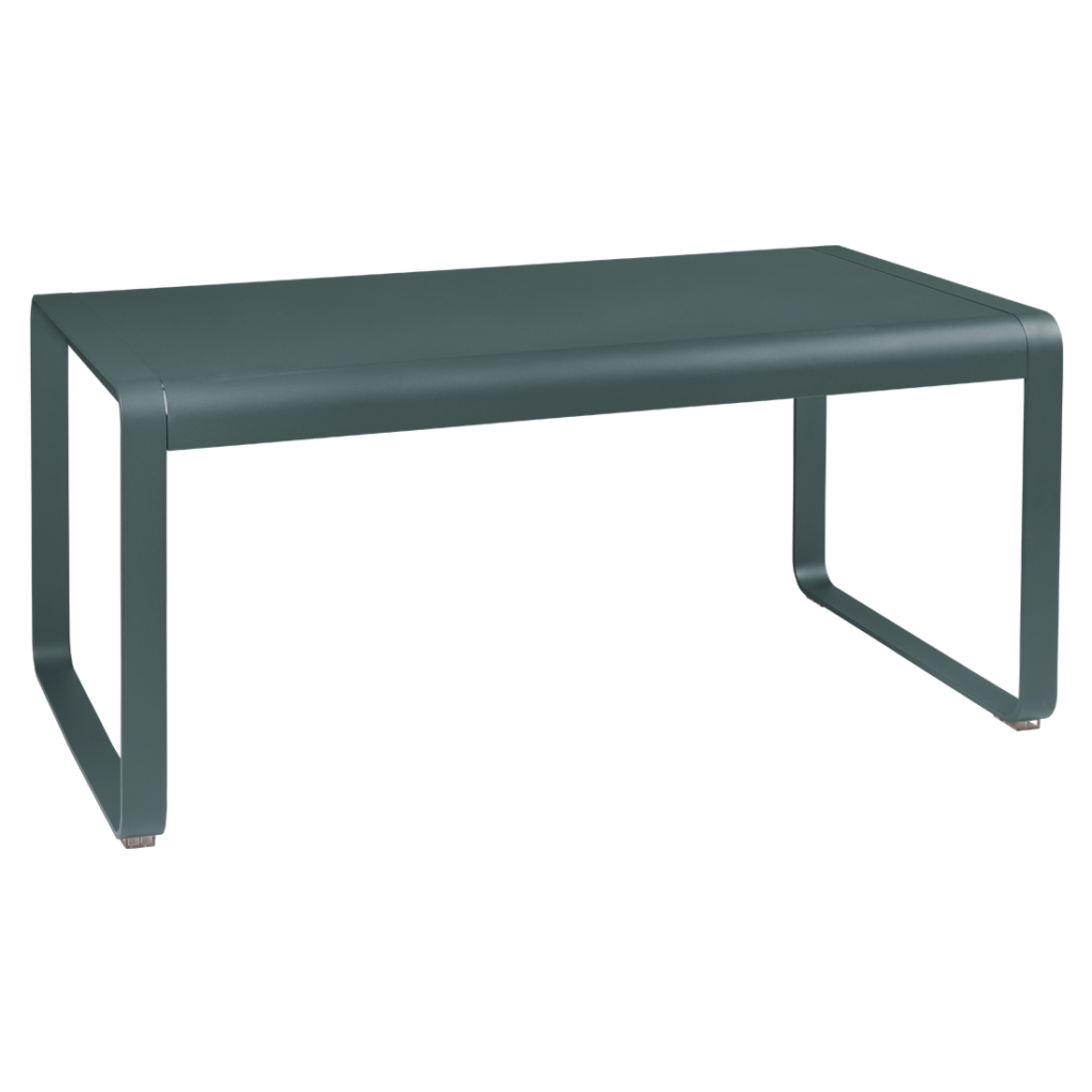 Une table en métal gris avec une structure en métal.