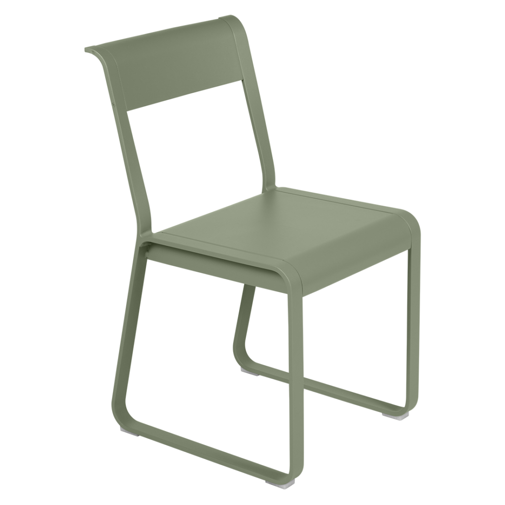 Une chaise en métal vert sur fond blanc, conçue comme Chaise V2 Bellevie.