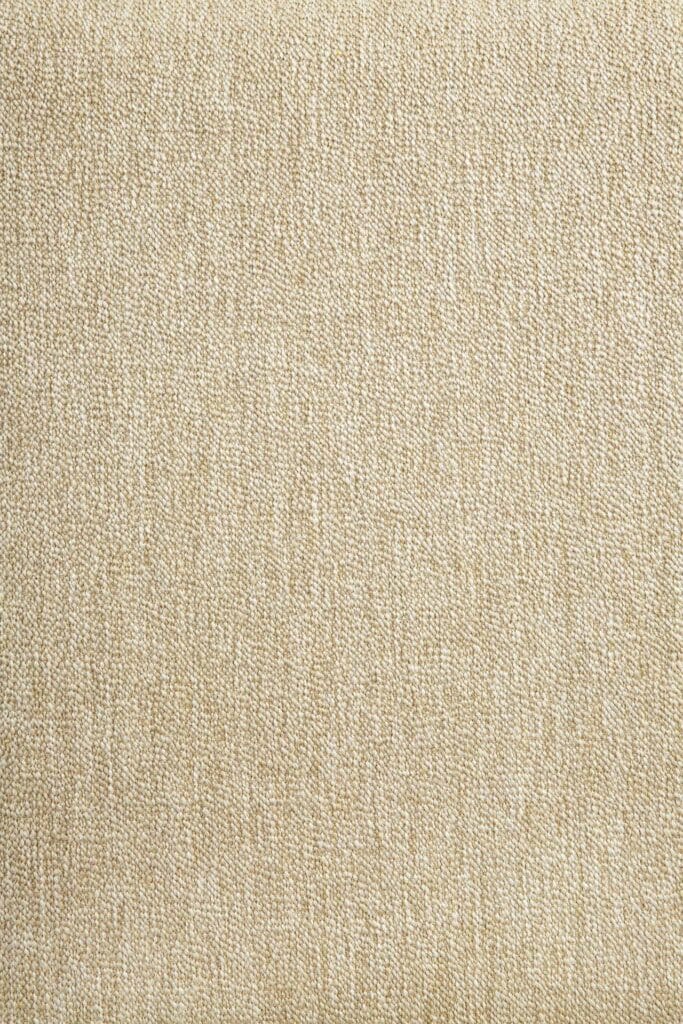 Un gros plan d'un Canapé Jack 3 places en tissu beige, teck noir.