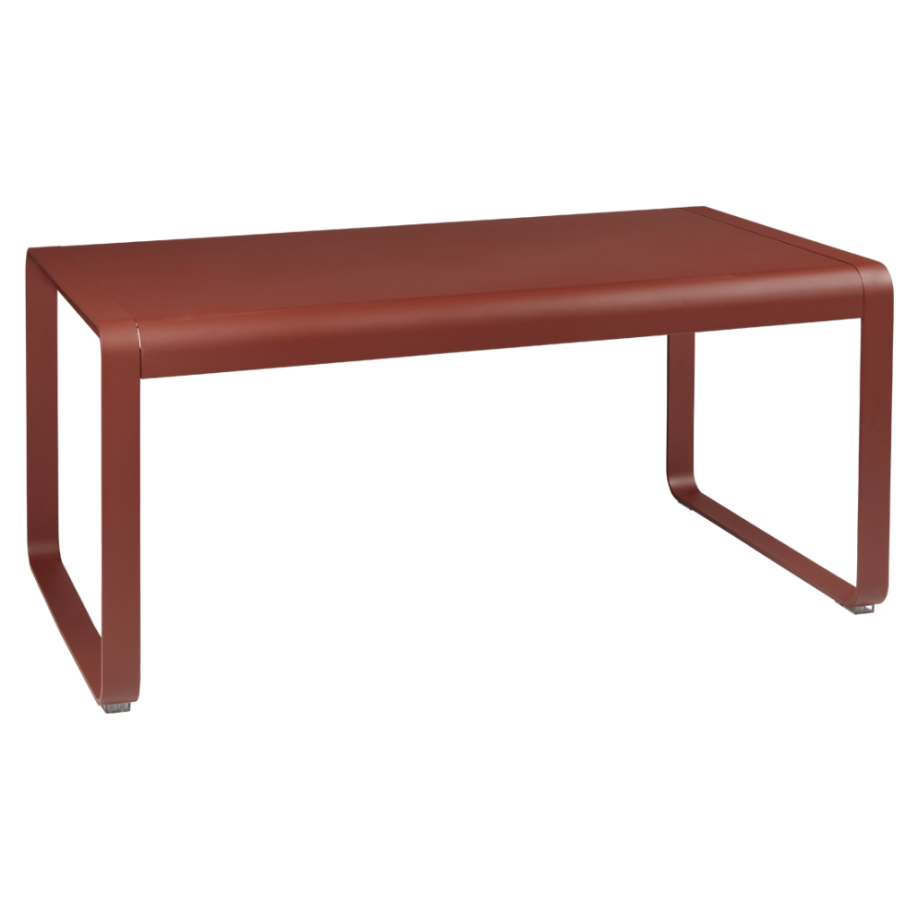 Une table en métal rouge sur fond blanc.