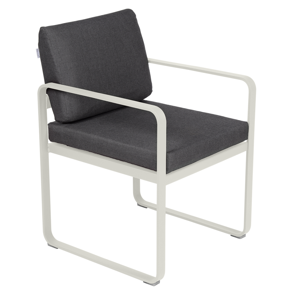 Une chaise d'extérieur Fauteuil de repas Bellevie, avec un coussin gris et un cadre blanc.