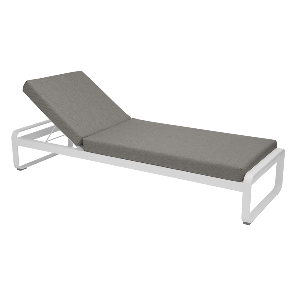 Une méridienne avec un coussin gris et un cadre blanc.