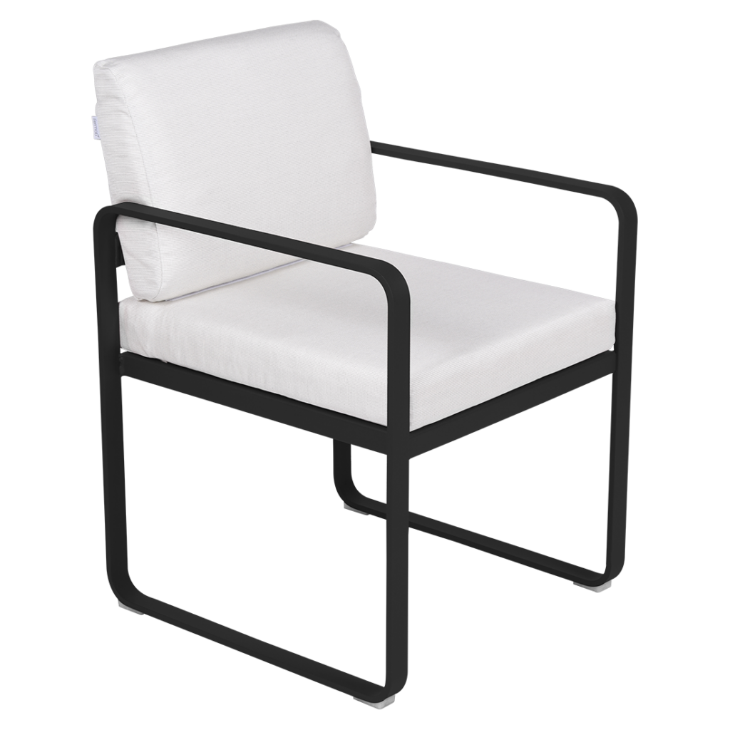 Une chaise de salle à manger blanche avec un cadre noir, parfaite pour le Fauteuil de repas Bellevie.