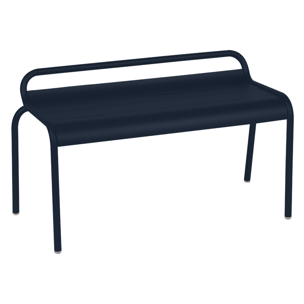 Un banc en métal noir sur fond blanc.