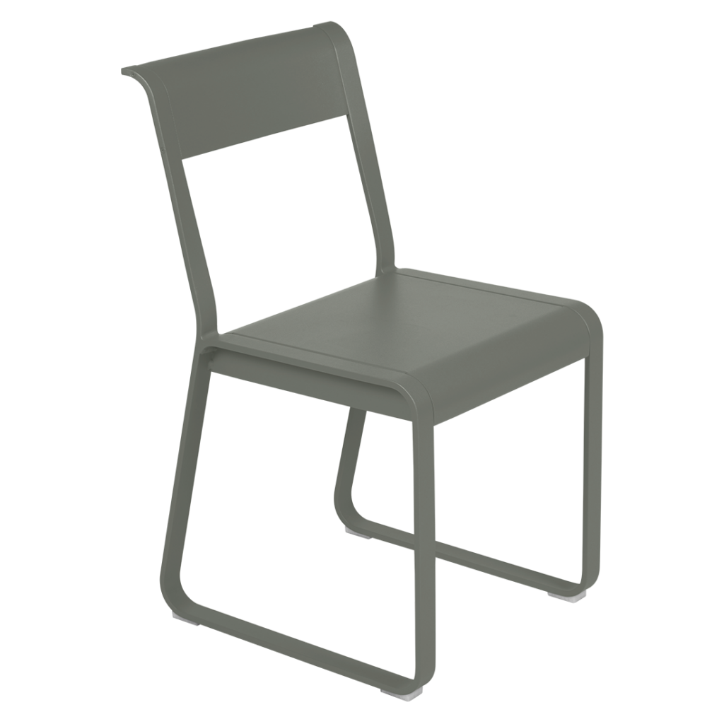 Une chaise en métal gris sur fond blanc.