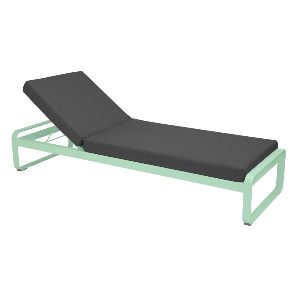 Une méridienne verte avec un coussin noir.