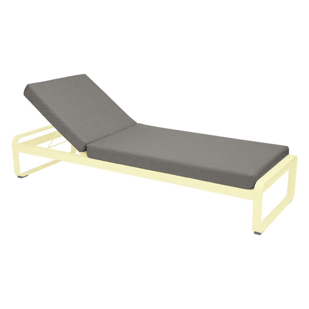 Une méridienne avec un coussin gris sur fond blanc.