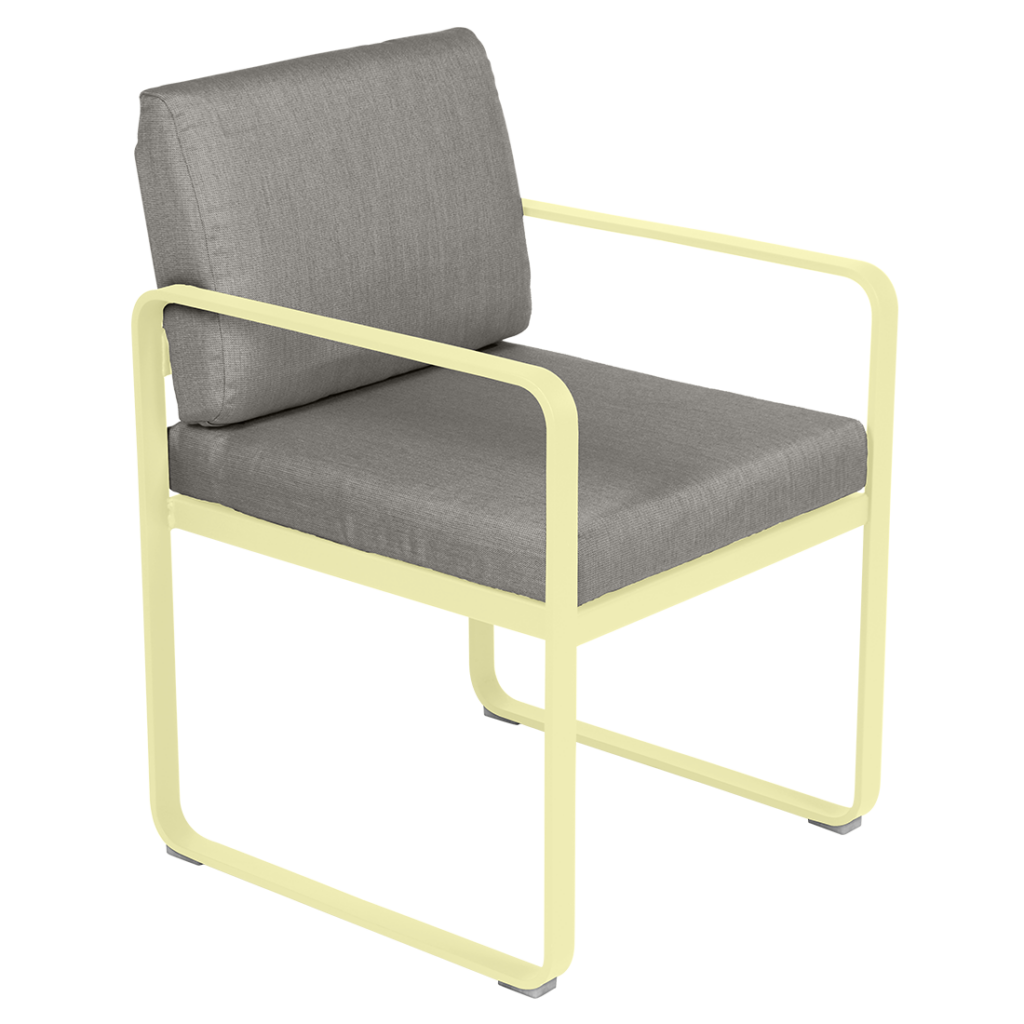 Une chaise d'extérieur avec une structure jaune et un coussin gris, parfaite pour un Fauteuil de repas Bellevie relaxant sur votre terrasse.