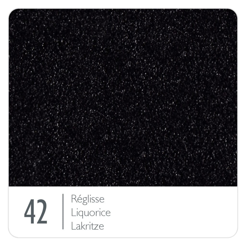Un tapis noir avec le motif numéro 42.