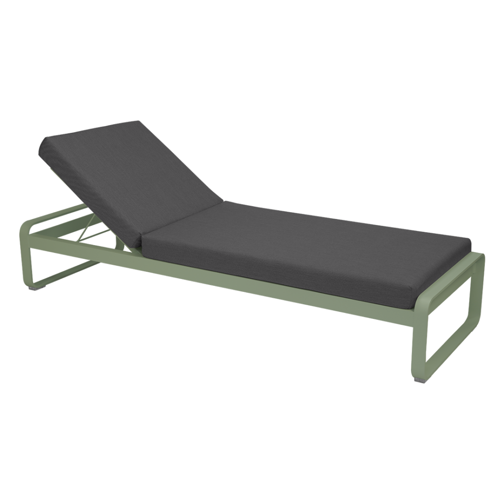 Une méridienne verte avec un coussin gris.