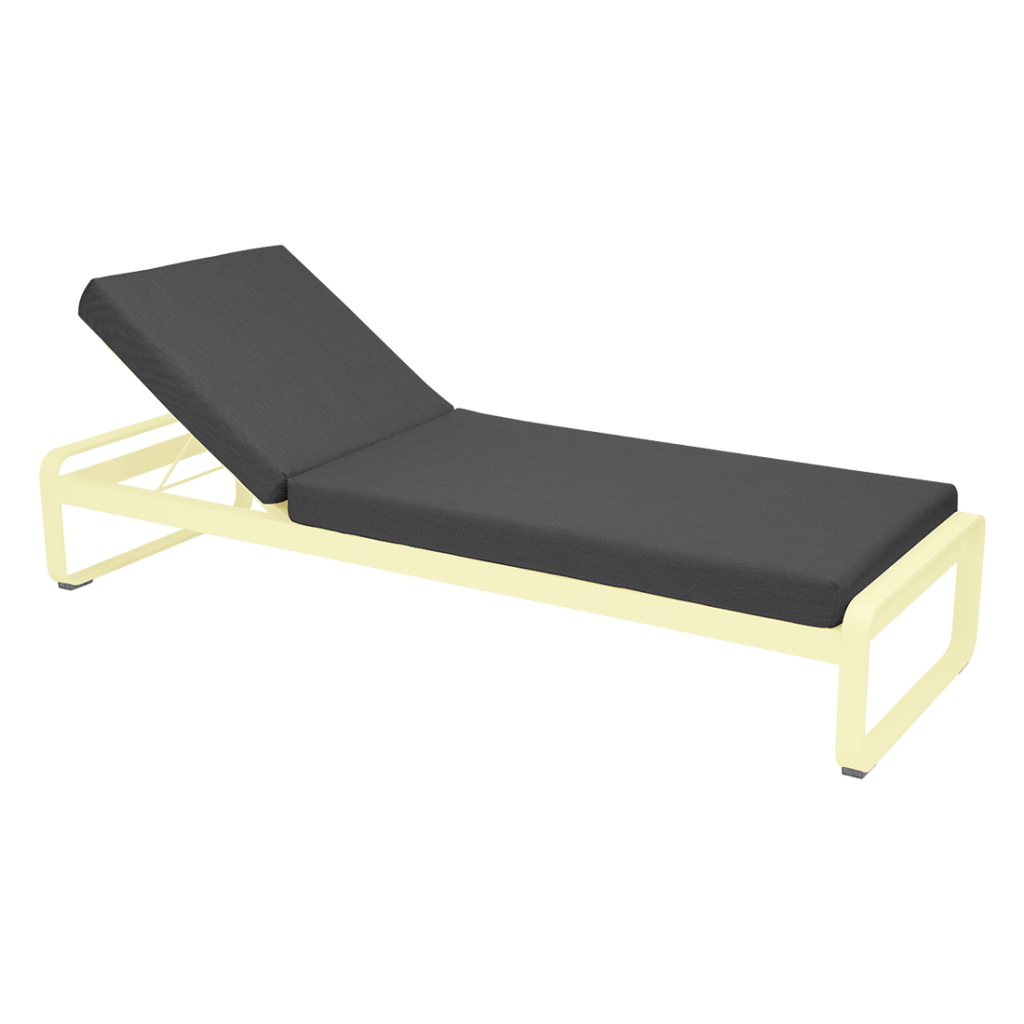 Une méridienne avec un coussin noir sur fond blanc.