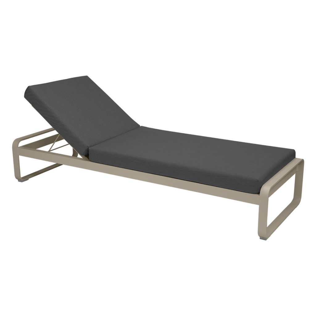 Une méridienne avec un coussin gris sur fond blanc.