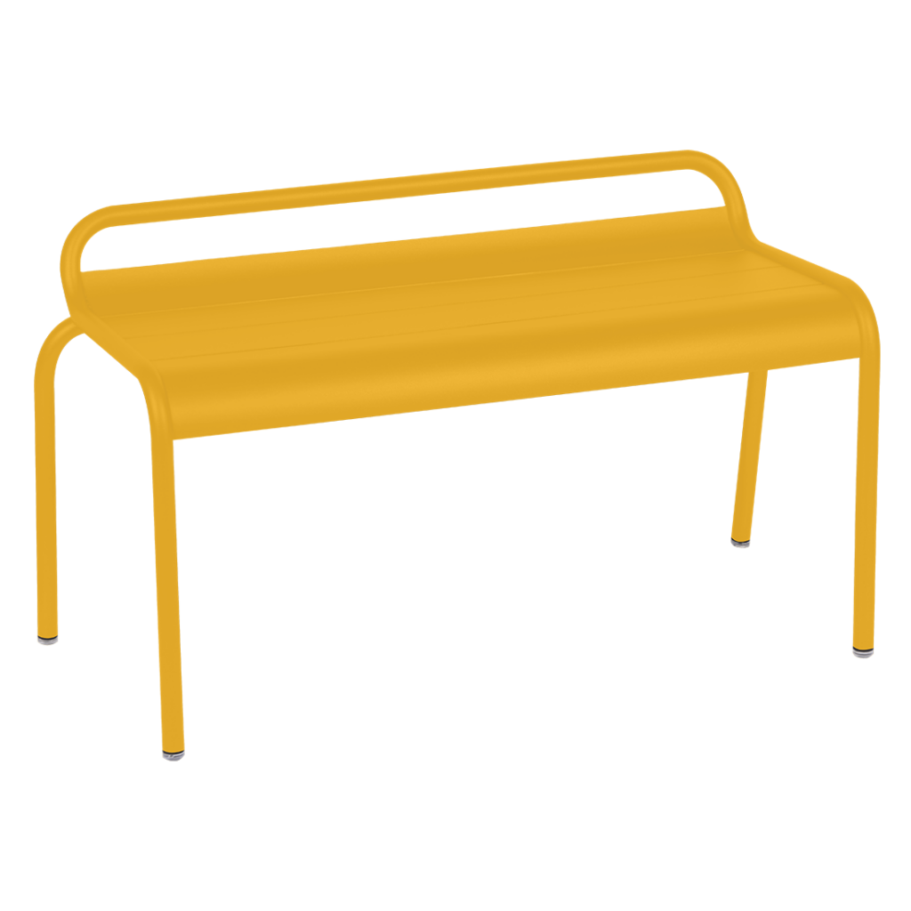 Un banc en plastique jaune sur fond blanc.