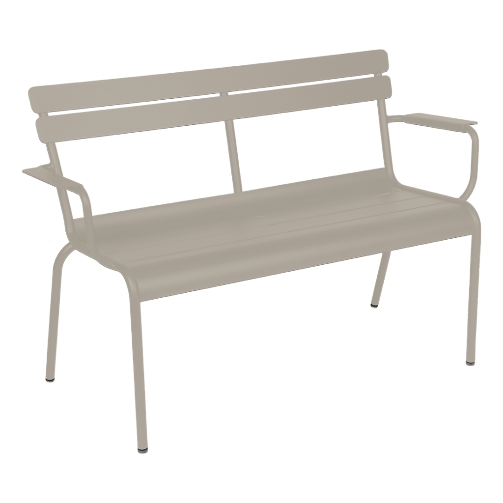 Un banc luxembourgeois gris sur fond blanc.