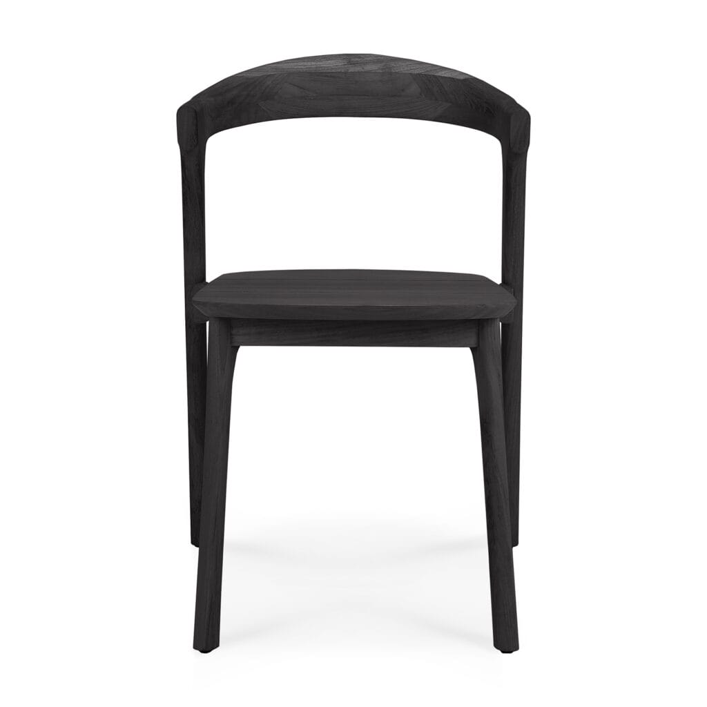 Une chaise de salle à manger noire sur fond blanc.