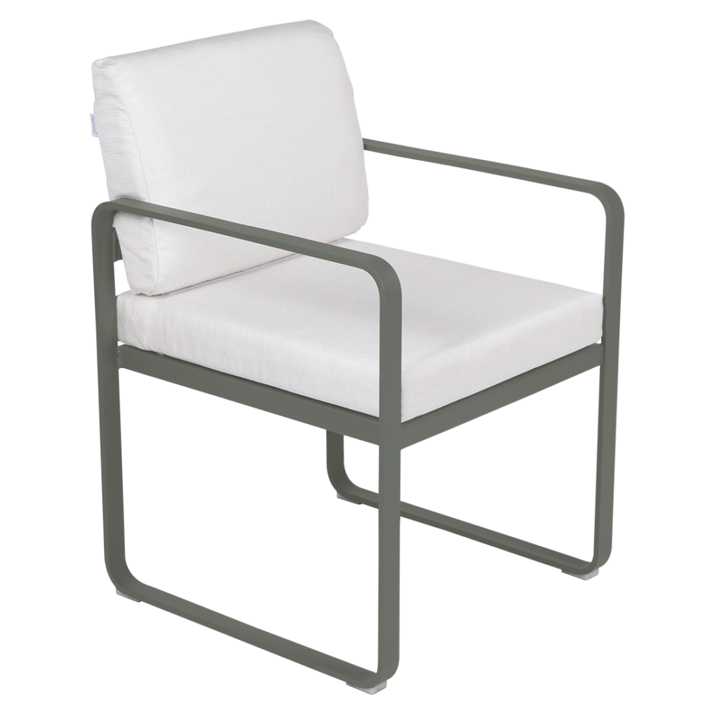 Une chaise d'extérieur Fauteuil de repas Bellevie avec un coussin blanc et une structure en métal.